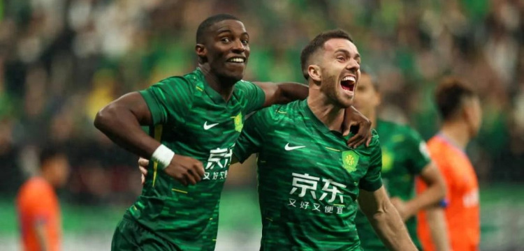 前锋连续助攻，团队配合默契