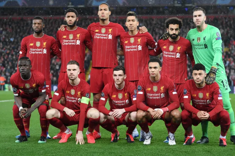 气得双手握拳！